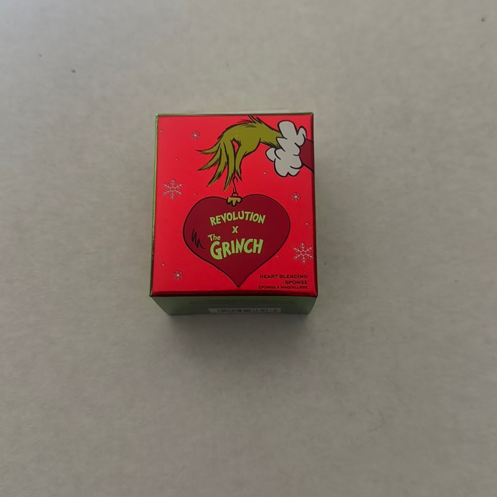Makeup Revolution Grinch heart shaped beauty blender